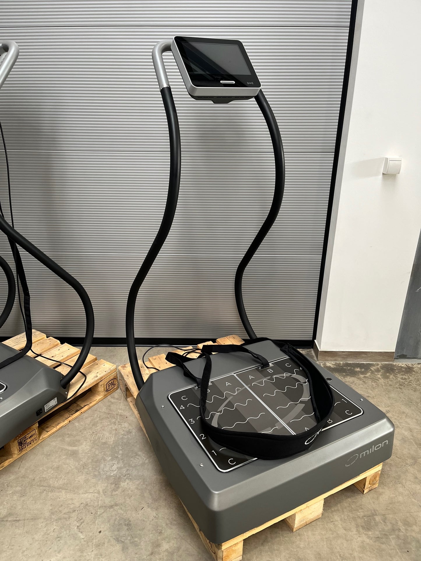MILON Milbration Vibrationsplatte Vibration Fitness Studio Gym