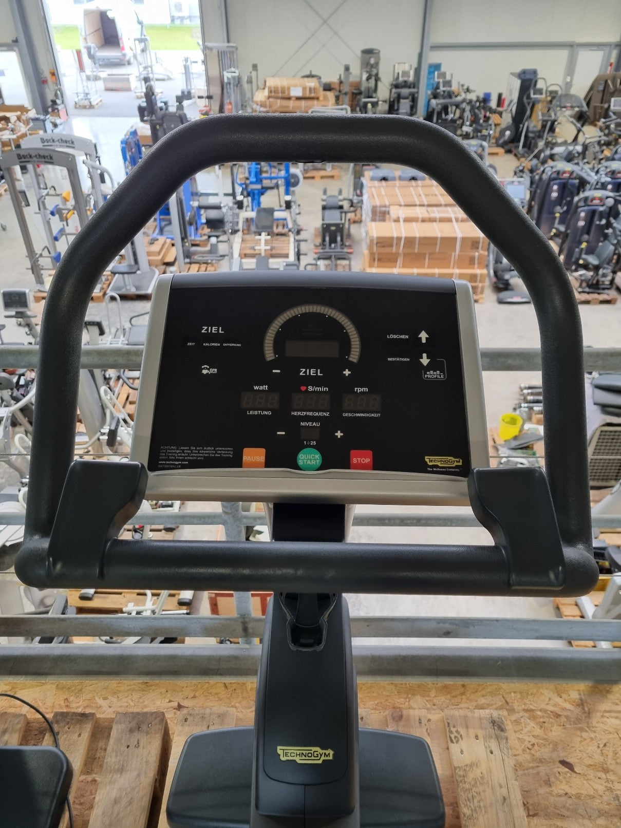 TECHNOGYM Excite 500 LED Black Fahrrad Ergometer Upright Bike Fitness Gym Sport Fitness-Inserate.de