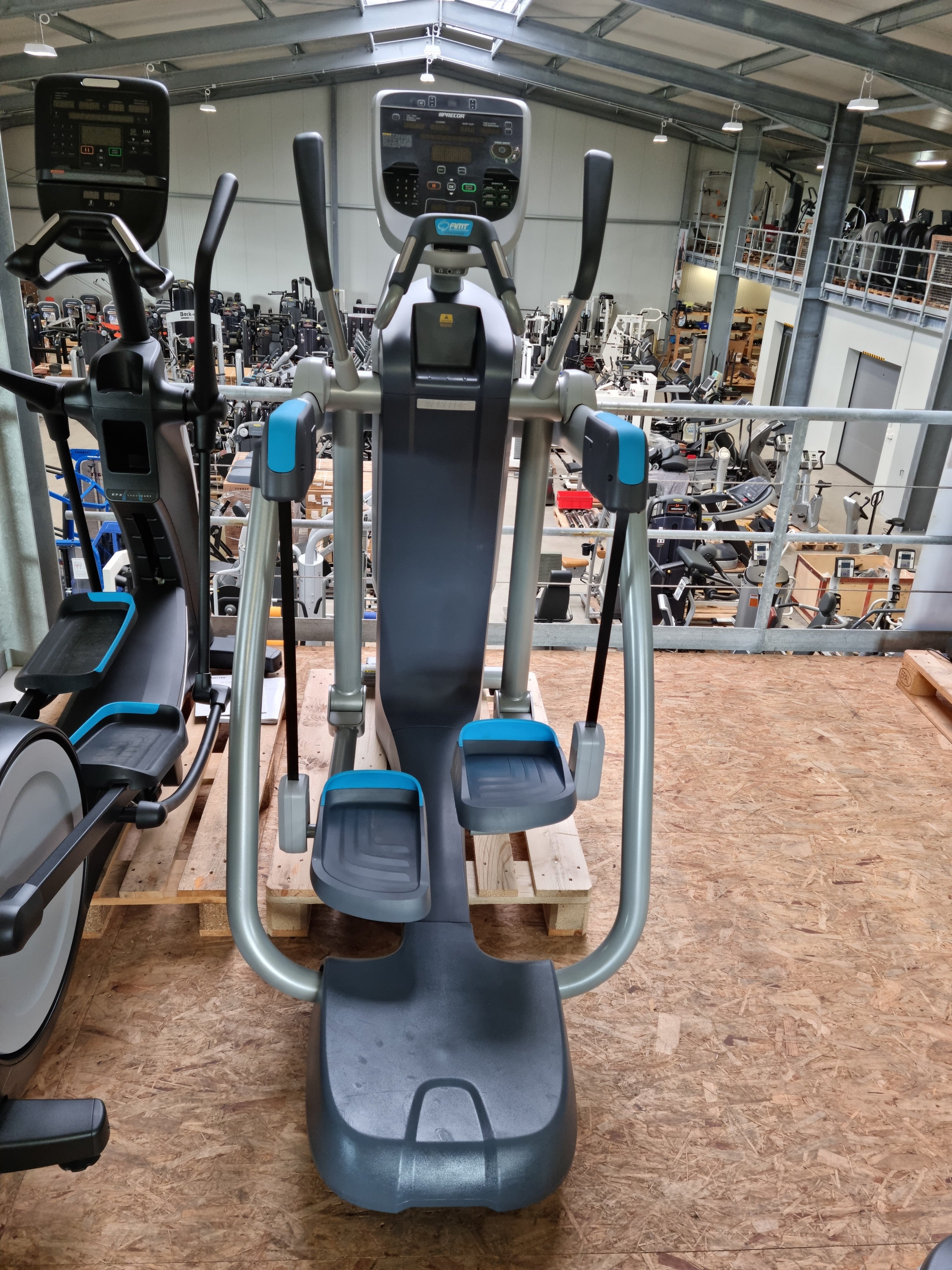 PRECOR AMT 835 Adaptive Motion Cross Trainer Crosser Fitness Studio Gym Sport Fitness-Inserate.de