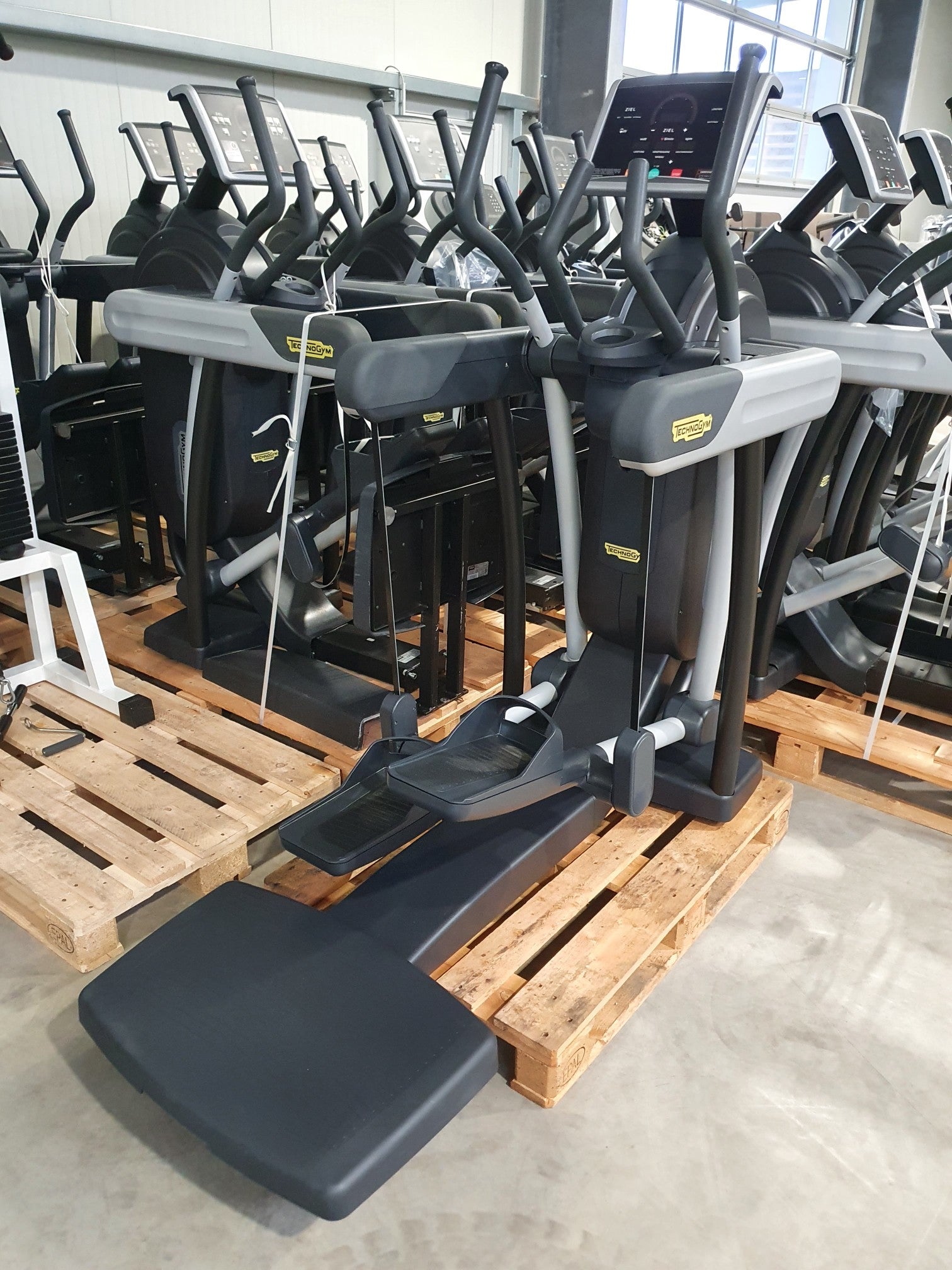 TECHNOGYM Vario Excite 500 LED Black Schwarz Crosser Cross Trainer Fitness Cardio Fitness-Inserate.de