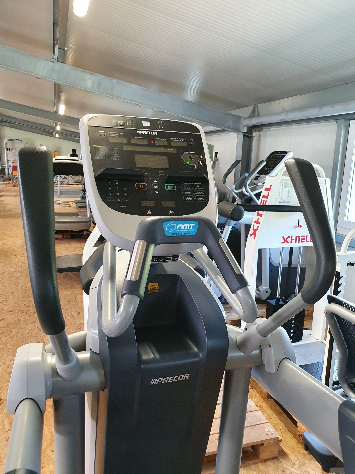 PRECOR AMT 835 Adaptive Motion Cross Trainer mit P32 Konsole Fitness Studio Gym Fitness-Inserate.de