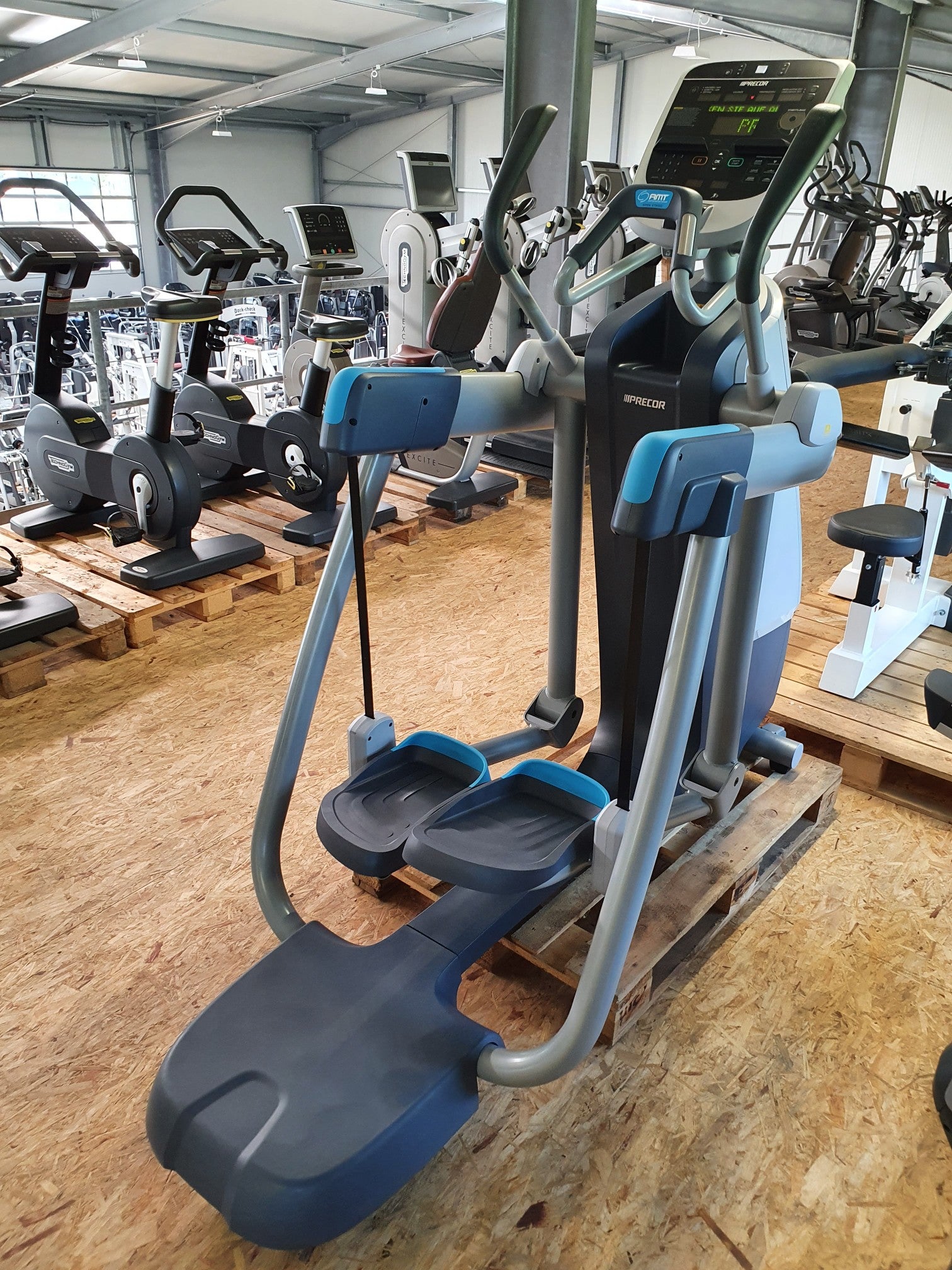 PRECOR AMT 835 Adaptive Motion Cross Trainer mit P32 Konsole Fitness Studio Gym Fitness-Inserate.de