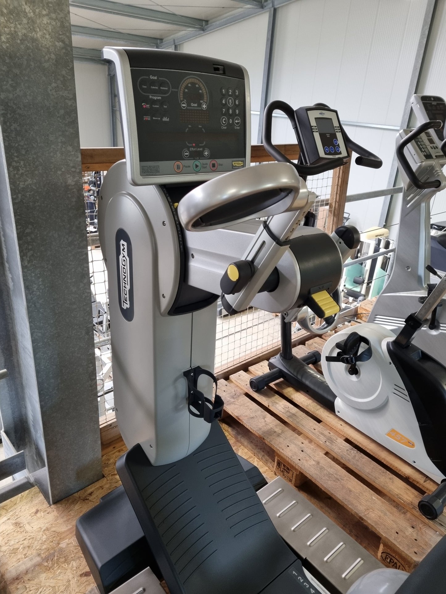 TECHNOGYM Excite 700 LED mit Auffahrrampe Oberkörper Ergometer Fitness Cardio Fitness-Inserate.de