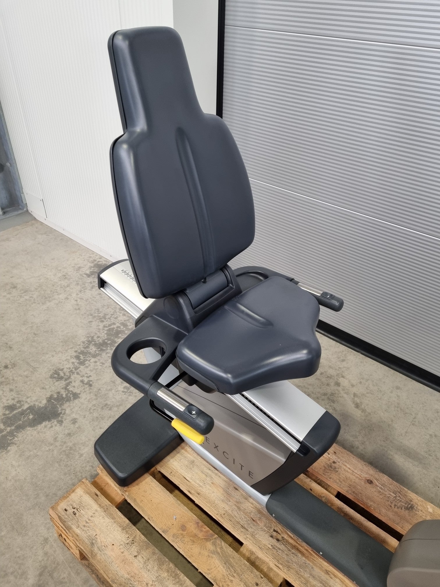 TECHNOGYM Excite 700 Liege Fahrrad Ergometer Recline Recumbent Bike Fitness Gym Fitness-Inserate.de