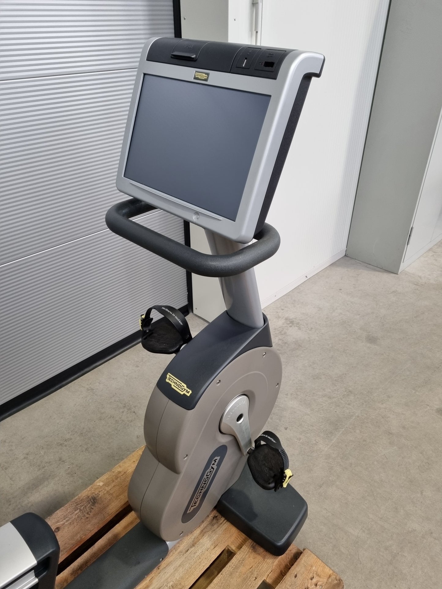 TECHNOGYM Excite 700 Liege Fahrrad Ergometer Recline Recumbent Bike Fitness Gym Fitness-Inserate.de