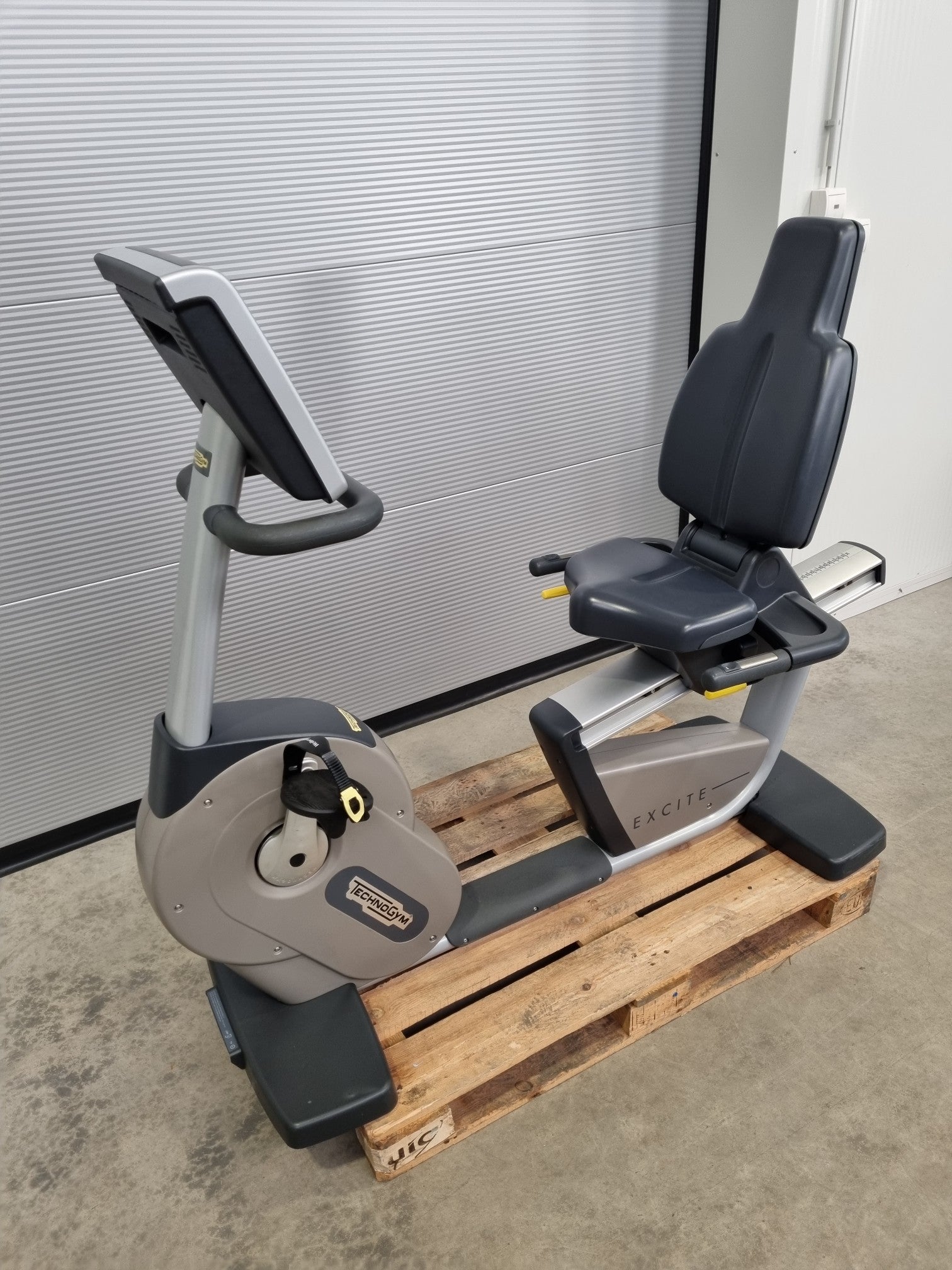 TECHNOGYM Excite 700 Liege Fahrrad Ergometer Recline Recumbent Bike Fitness Gym Fitness-Inserate.de