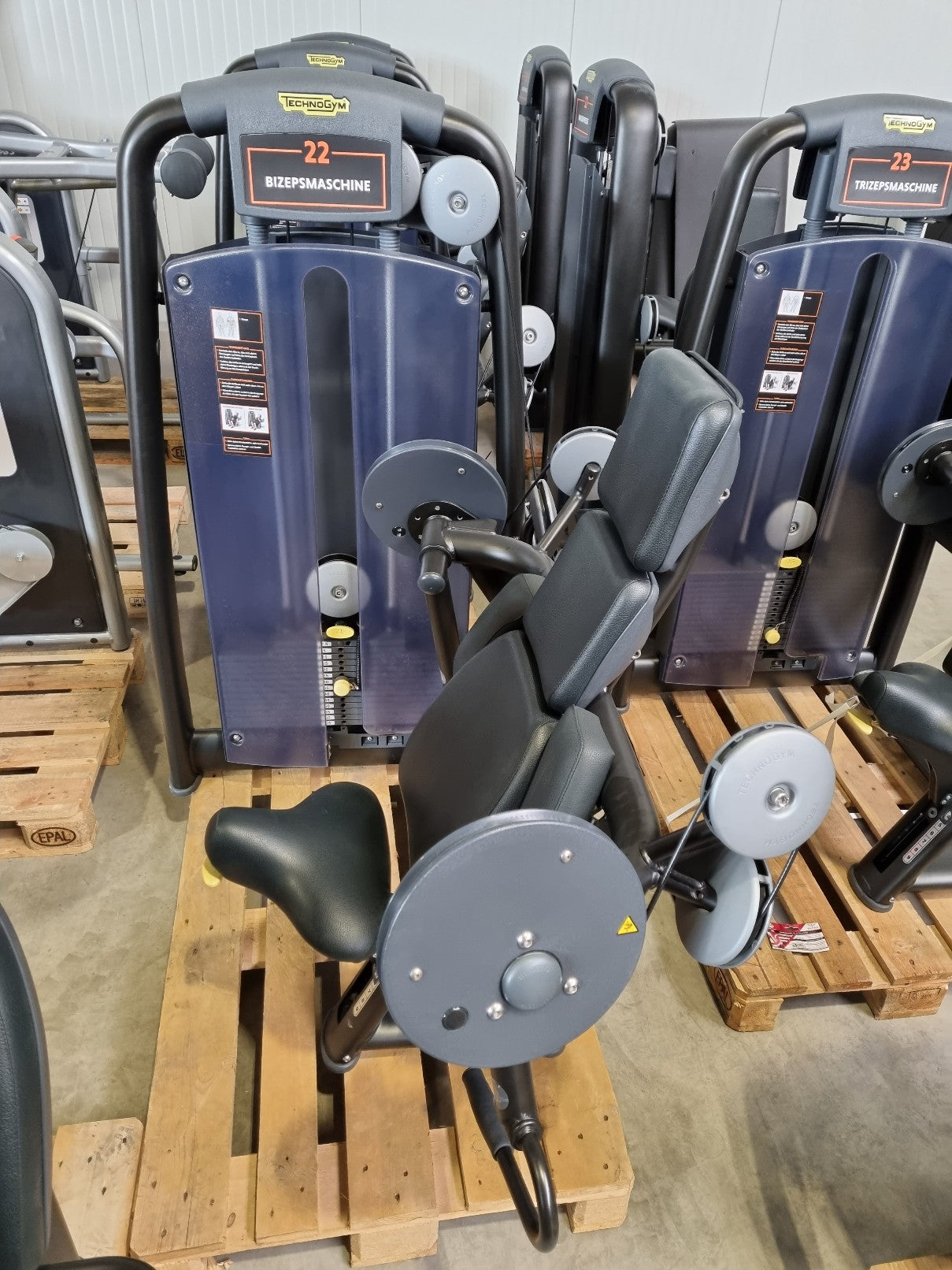 TECHNOGYM Selection Line Black Arm Curl Biceps Bizeps Maschine Fitness Studio Fitness-Inserate.de