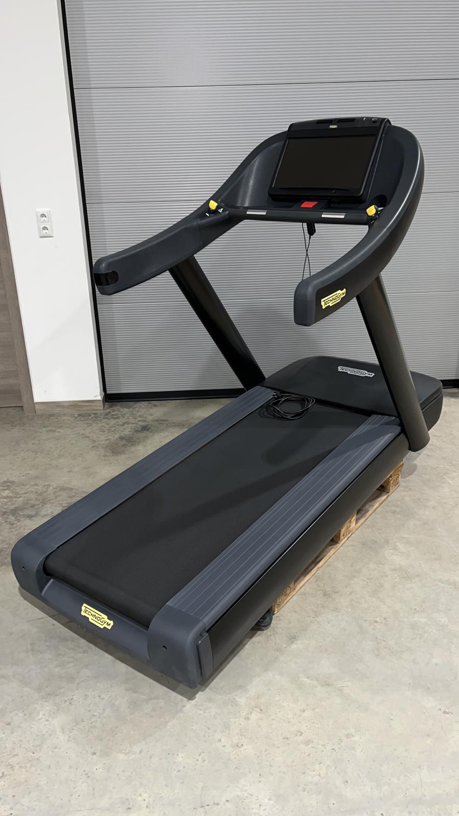 TECHNOGYM Excite 700 Unity Black Laufband Run Now Fitness-Inserate.de