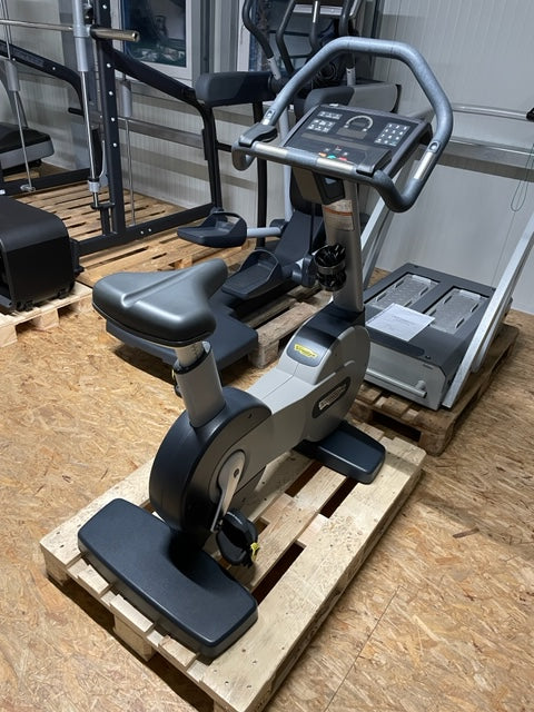 TECHNOGYM Excite 1000 LED Upright Bike Fahrrad Ergometer Fitness-Inserate.de